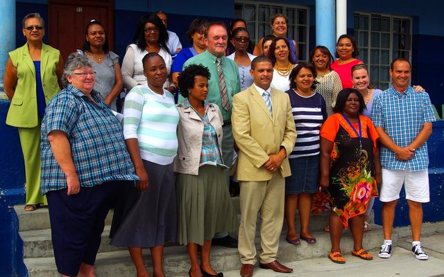 Die groep eregaste, opvoeders en personeellede tydens die verwelkoming van Laerskool Die Bron se nuwe skoolhoof,  mnr Lionel Pedro (voor middel)